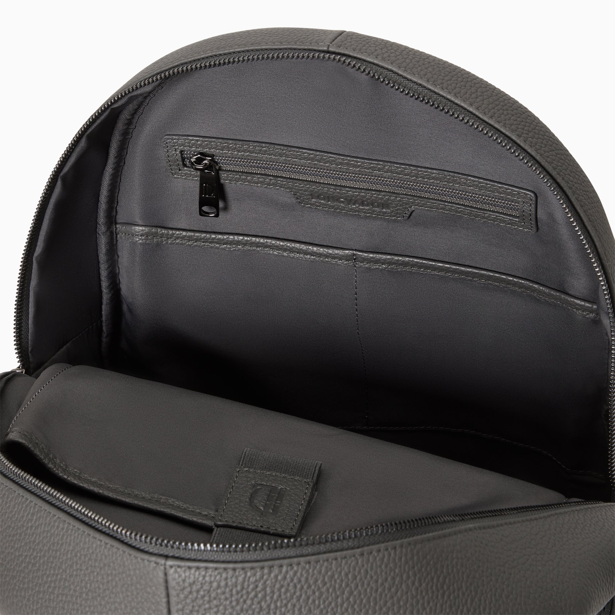 Essential Backpack in Pebbled Leather | Gris Clair