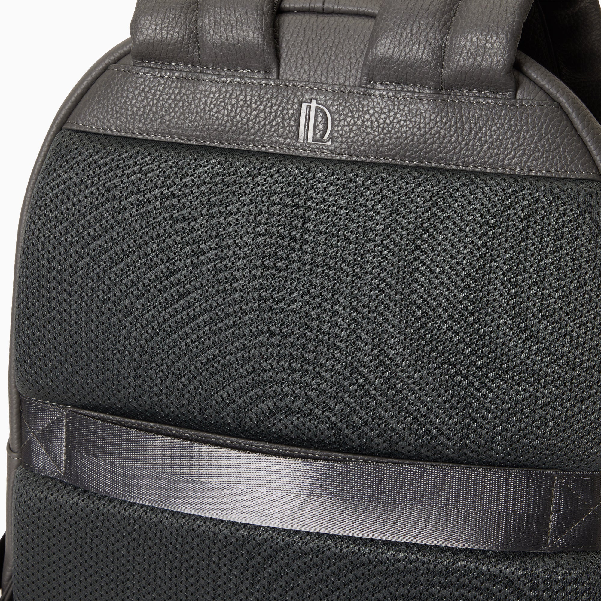 Essential Backpack in Pebbled Leather | Gris Clair