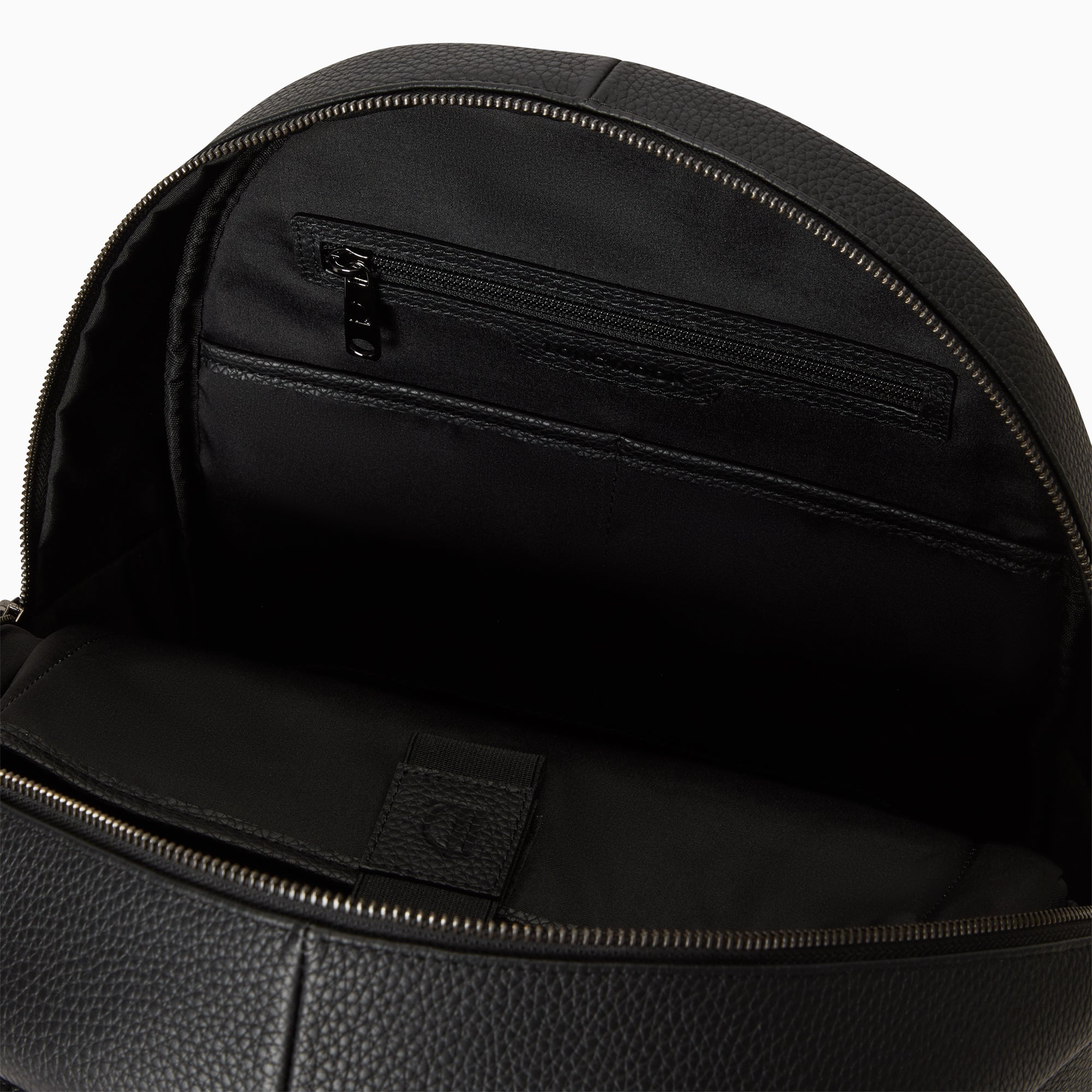 Essential Backpack in Pebbled Leather | Noir Mat