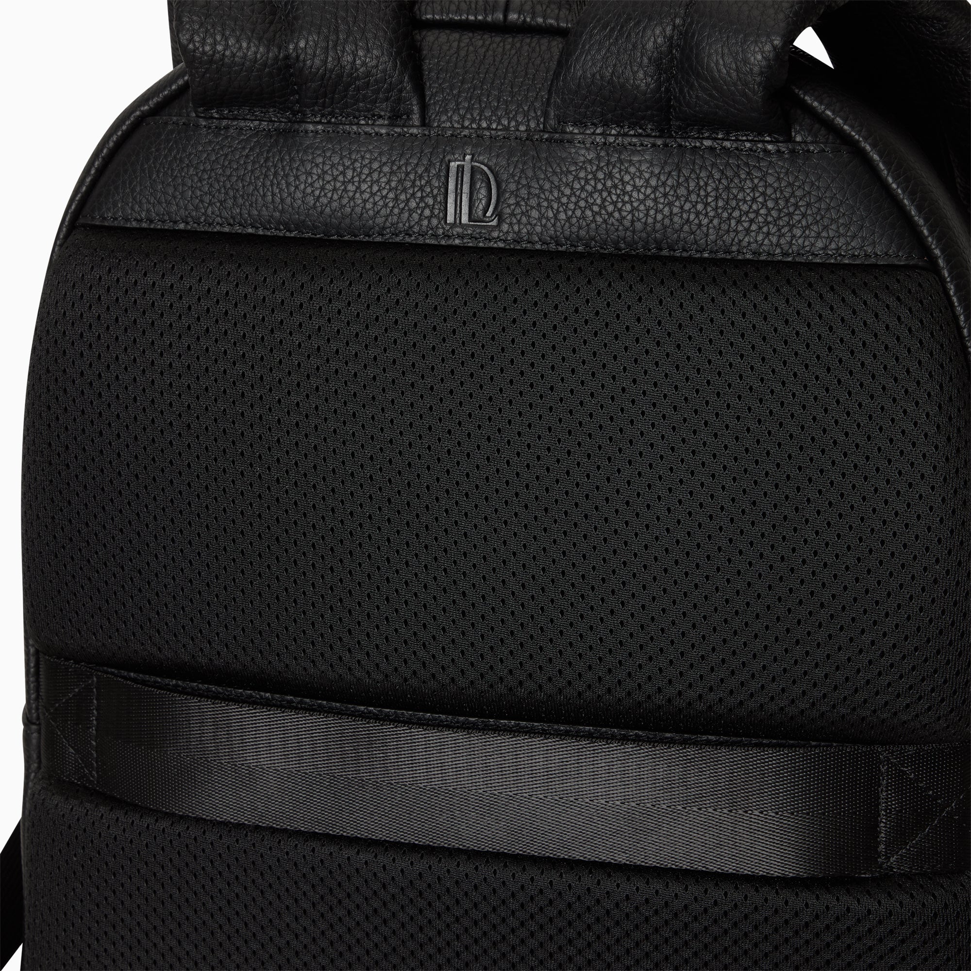 Essential Backpack in Pebbled Leather | Noir Mat