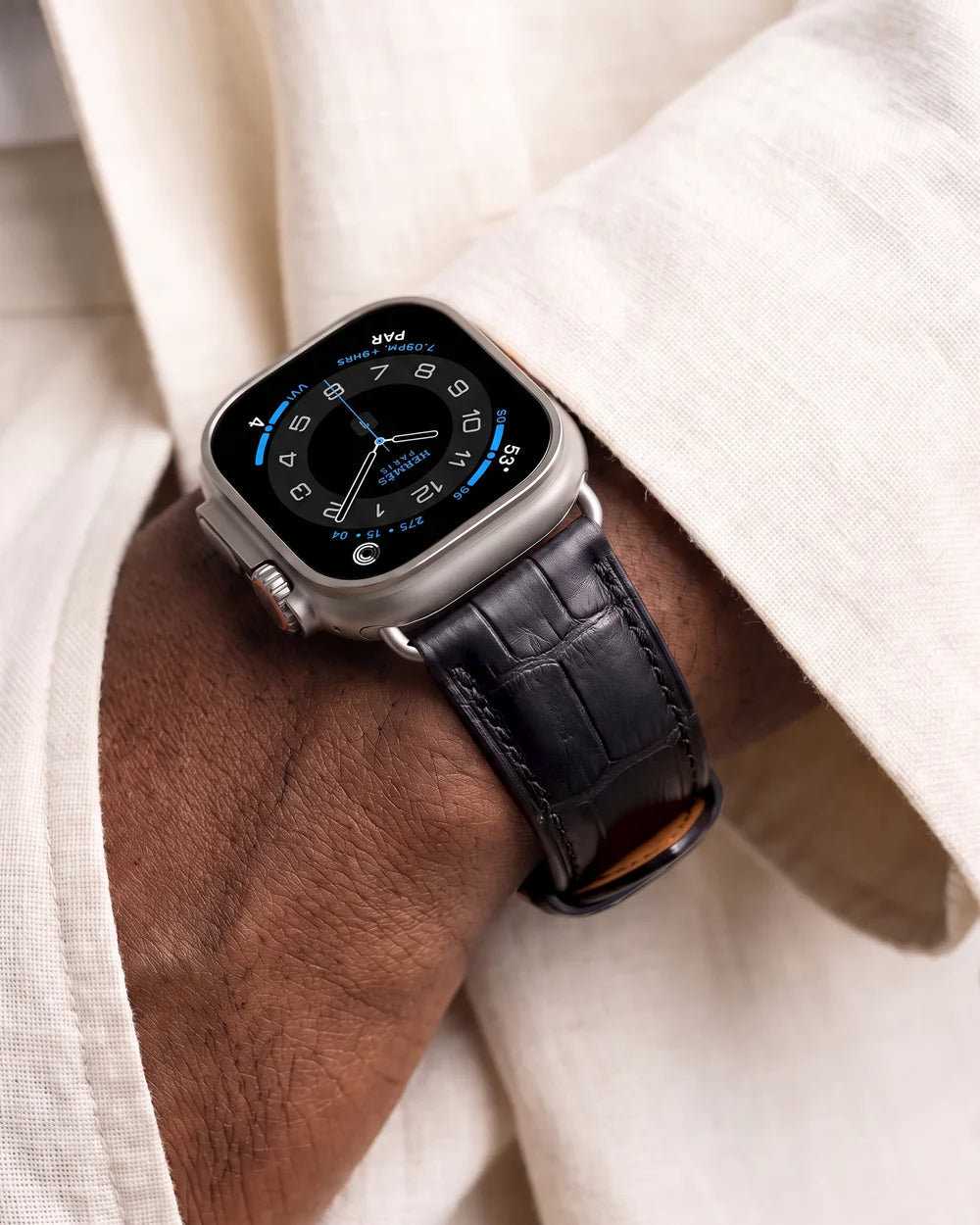 Caiman Series 3 | Noir Mat on a man’s wrist