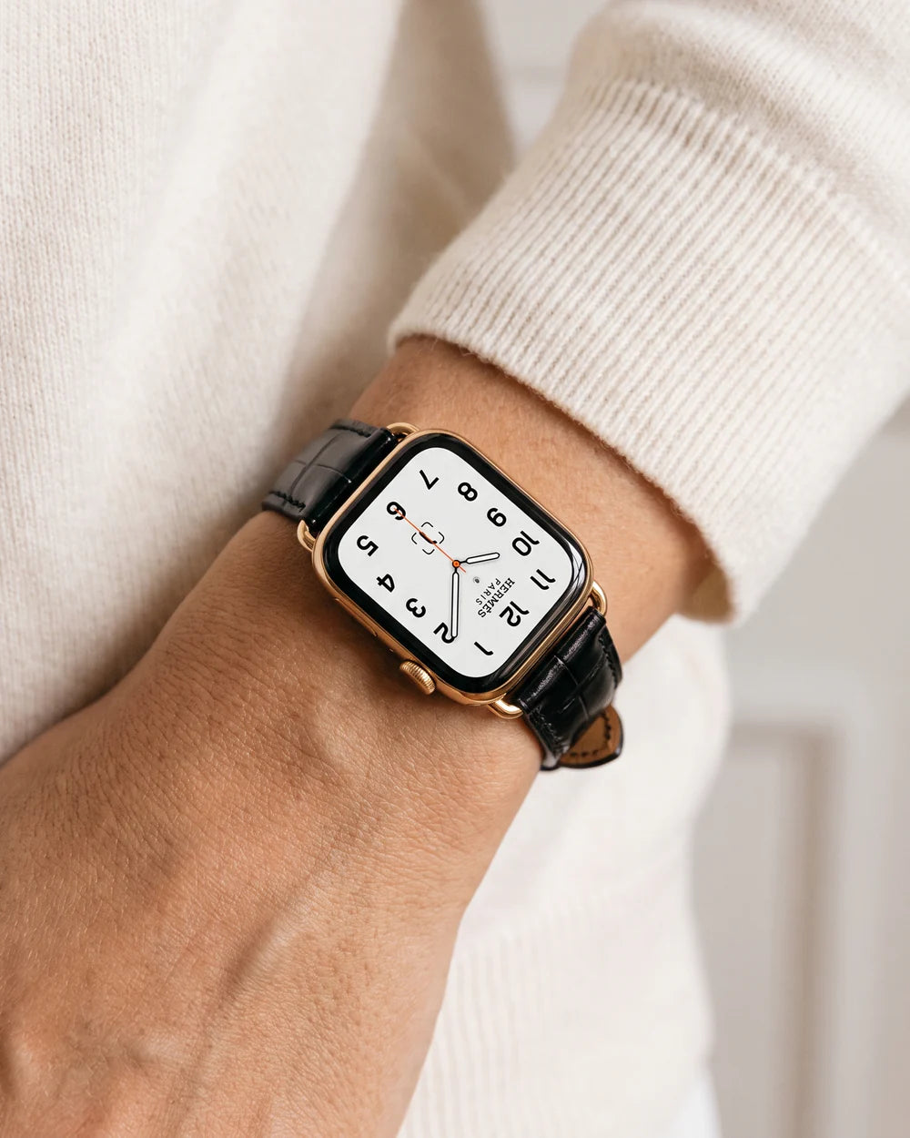 Caiman Series 3 | Noir Verni on a woman’s wrist